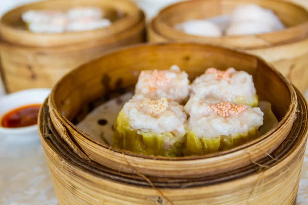 Dumpling em cesta de bambu . — Fotografia de Stock