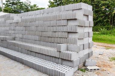 Satılık beton sağlam tuğla.