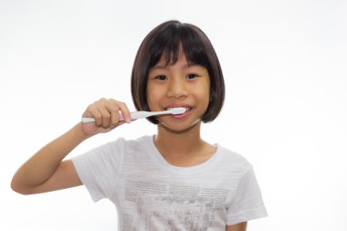 Küçük kız dişlerini fırçalıyor..