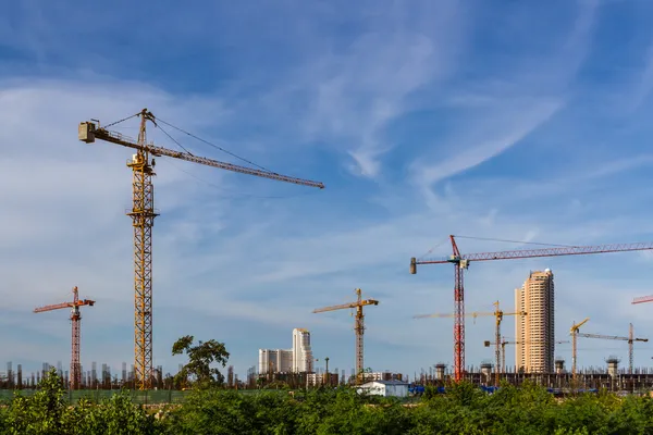 Bouwplaats met hemelachtergrond. — Stockfoto