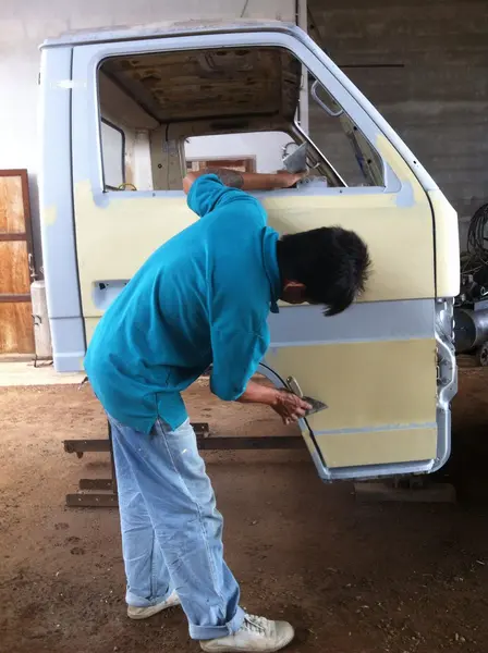 Mecánico preparando el cuerpo de un coche para un trabajo de reparación de pintura — Foto de Stock