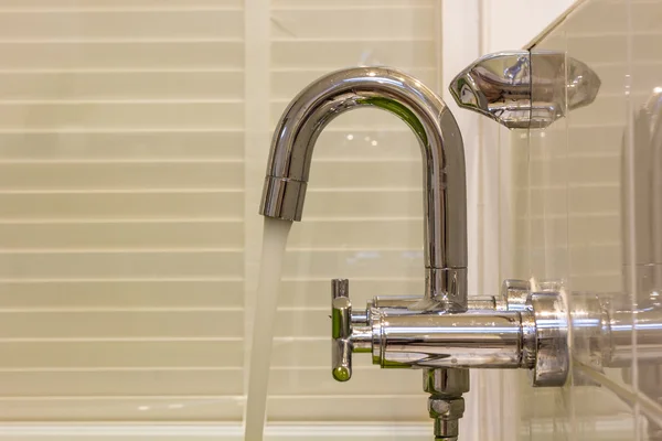 Moderner Designer-Wasserhahn und Dusche im Badezimmer. — Stockfoto