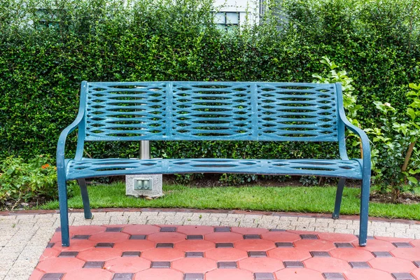 公園の青いベンチ — ストック写真