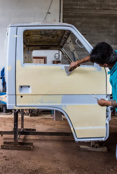 Preparando o corpo de um carro para um trabalho de reparação — Fotografia de Stock