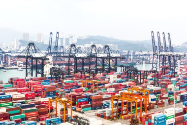hong kong ticaret limanında konteynerler
