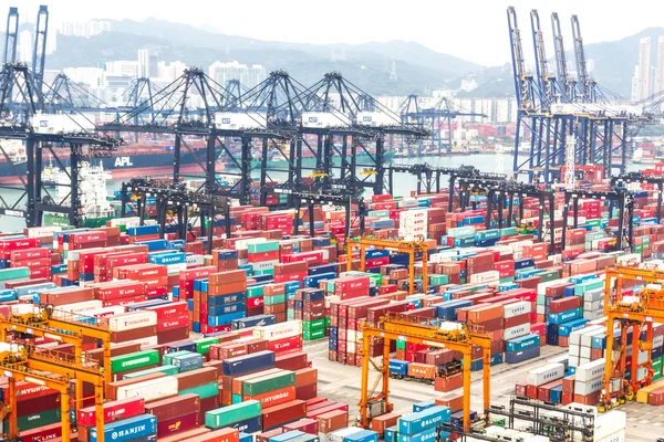 Contentores no porto comercial de Hong Kong — Fotografia de Stock