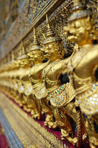 Goldene Garuda-Statuen — Stockfoto