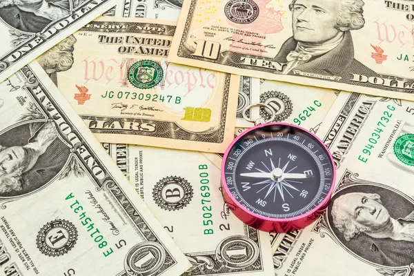 Kompass auf einem Haufen Papierdollar. — Stockfoto
