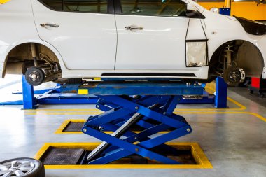 Araba tamir altında.