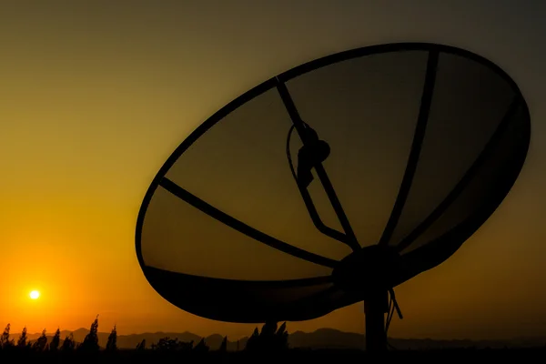 Günbatımı gökyüzü arka plan üzerinde uydu anteni. — Stok fotoğraf