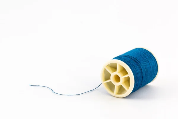 Bobines de fil bleu de fil à coudre . — Photo