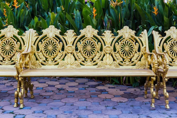 Silla vintage de aleación de oro asientos en el jardín . —  Fotos de Stock