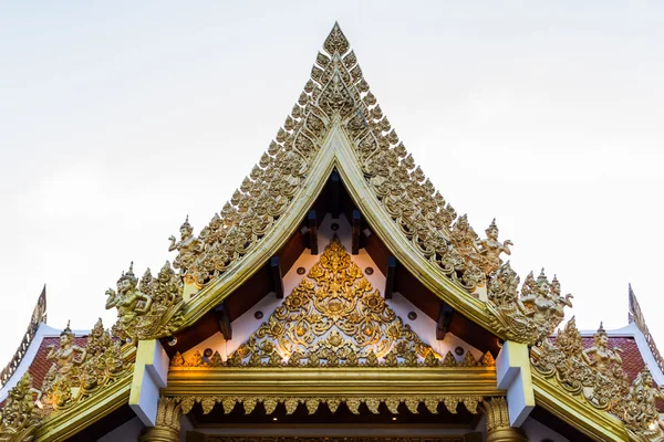 Antiguo templo tailandés, arte clásico tailandés Gable, Tailandia — Foto de Stock