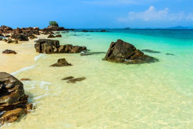 güzel bir plaj ve tropikal deniz, Tayland.