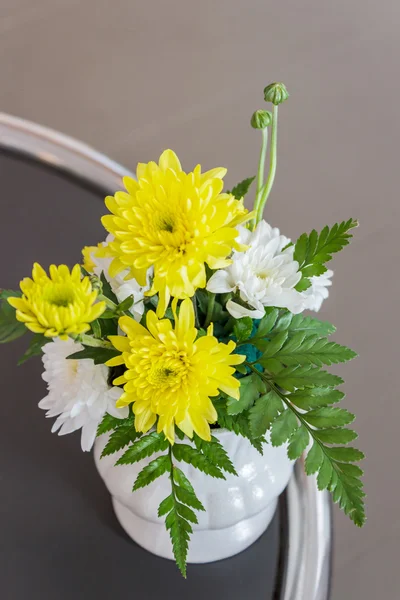 Piękny kwiat bukiet z słodki chryzantema w wazonie. — Zdjęcie stockowe
