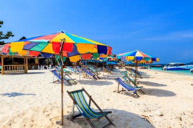 renkli sahil sandalye ve şemsiye.