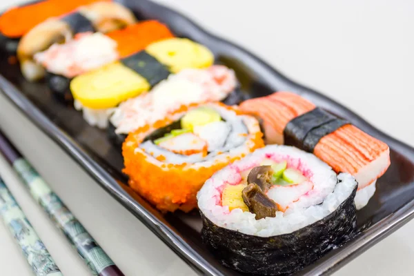 Sushi com pauzinhos . — Fotografia de Stock