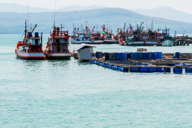  Kafes kültür balıkçılığı tarım ve güzel balıkçı teknesi .