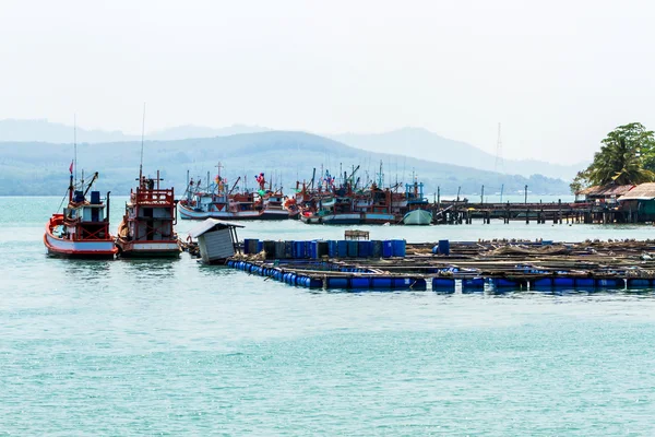 Perahu nelayan yang bagus dan peternakan akuakultur kandang . — Stok Foto