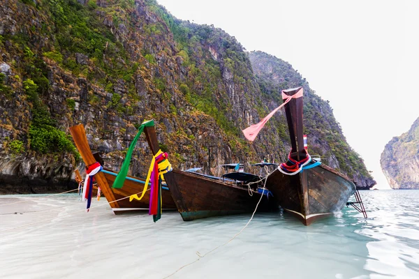 Trzy długosterny łodzią w Morze Andamańskie. — Zdjęcie stockowe