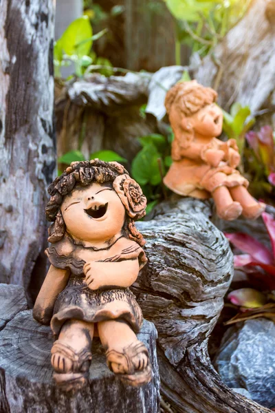 Boneca de barro sorridente em madeira no parque . — Fotografia de Stock