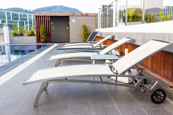 Cama de piscina na piscina — Fotografia de Stock