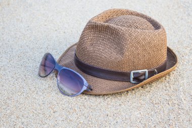 dokuma şapka ile güneş gözlüğü.
