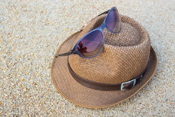 Sombrero tejido con gafas de sol . — Foto de Stock