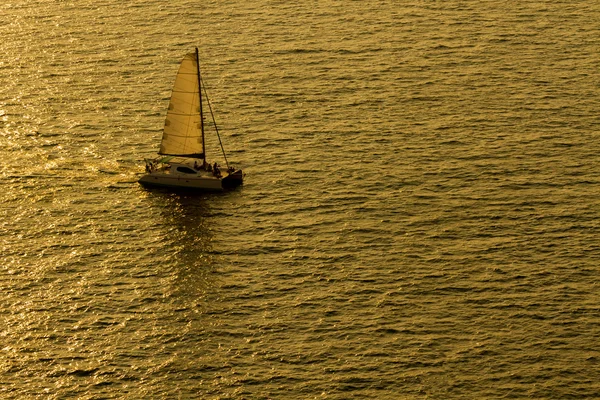 Zaglowka jacht na złoty tropikalne morze. — Zdjęcie stockowe
