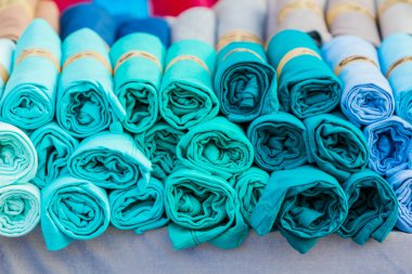 rafta asılı gömlek elbiseler.