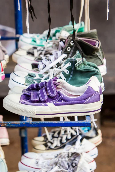 Colorido de zapatos de segunda mano . — Foto de Stock