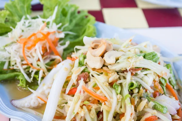 Pikantní thajské papája salát s krabí, som tum. — Stock fotografie