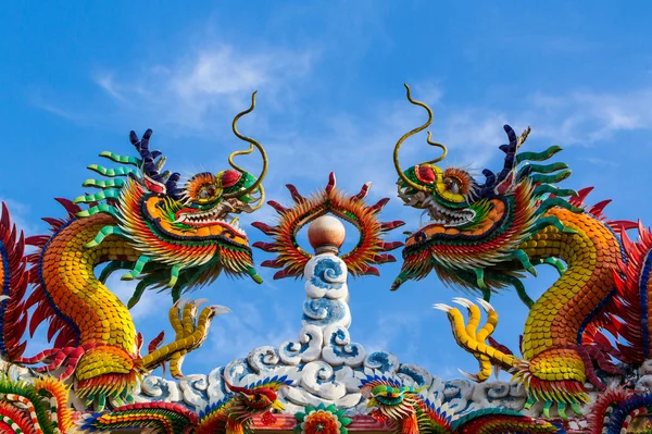 Dragão colorido na decoração de telhado estilo chinês . — Fotografia de Stock