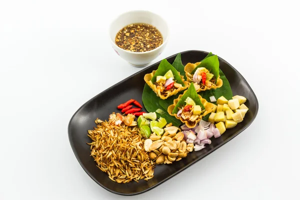 Blatt umwickelt mundgerechte Vorspeise, traditionelle thailändische Küche. — Stockfoto