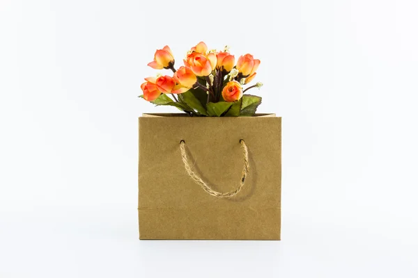 Umělé barevné květy v nákupní tašce. — Stock fotografie
