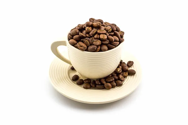Graines de café torréfiées brunes dans une tasse de café — Photo