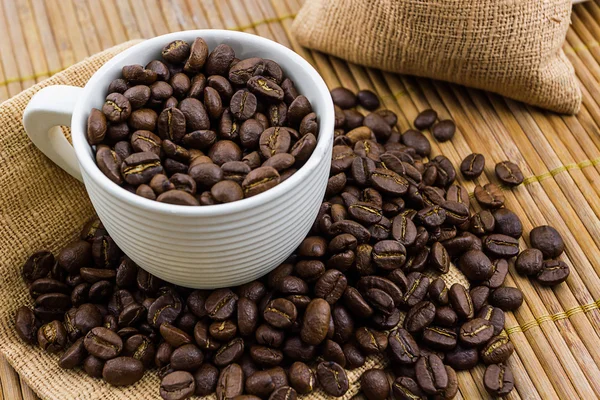布朗烤的咖啡豆放进杯咖啡. — 图库照片