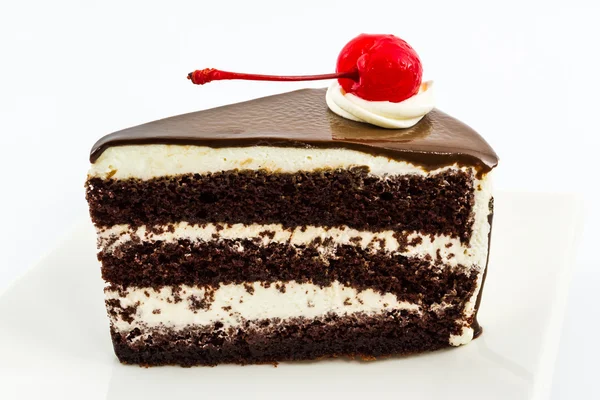 Kawałek ciasto czekoladowe z czerwonych owoców wiśni. — Zdjęcie stockowe