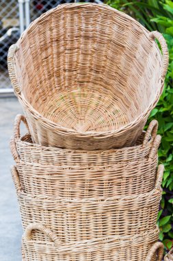  hasır sepet yığını.