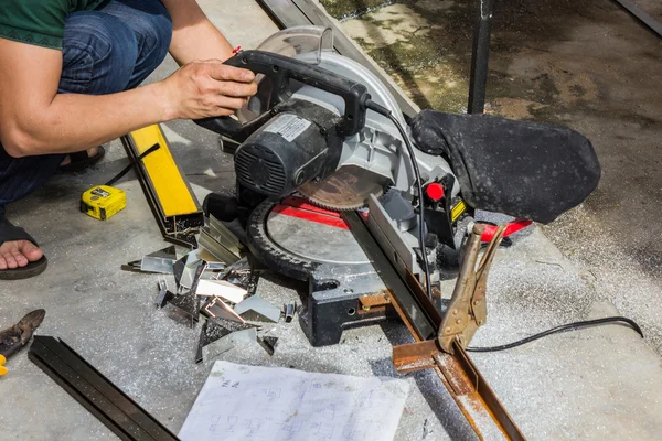 Worker cutting steel tube. — Stock Photo, Image