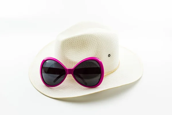 Белая тканая шляпа с розовыми солнечными очками . — стоковое фото