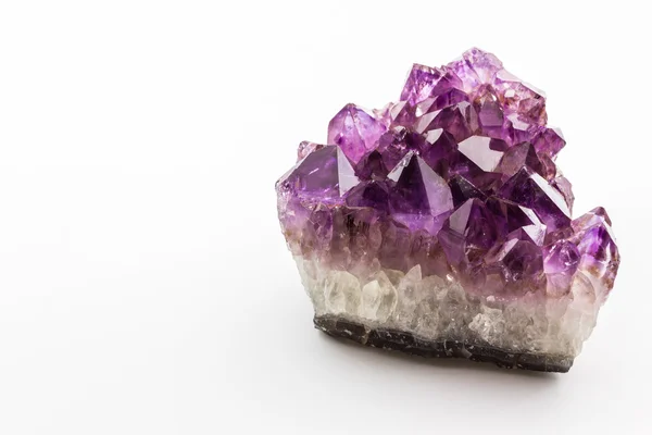 Pedra de cristal, cristais de ametista áspero roxo . — Fotografia de Stock