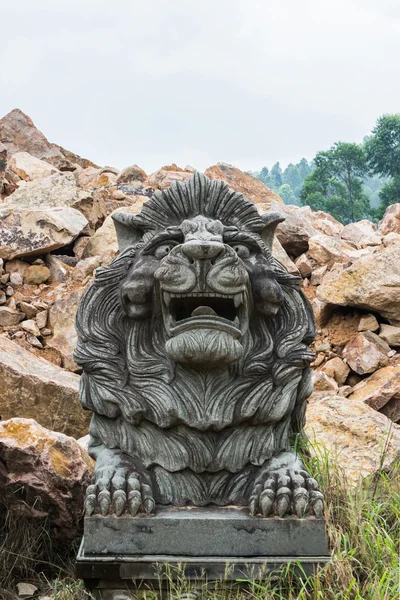 寺院で切り分ける石造りのライオン. — Stock fotografie