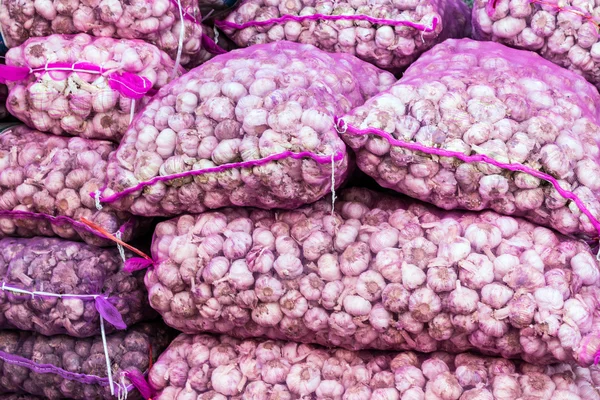 Pilha de alho para atacado em um mercado . — Fotografia de Stock