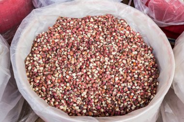 Çarşıda Satılık sepet içinde kırmızı fasulye.