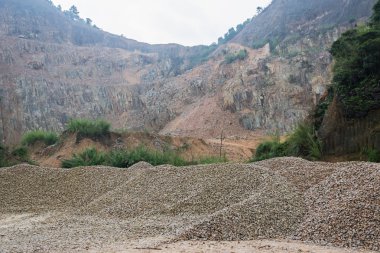Kalker ocağı, kalker taş yığınları.