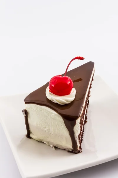 Fetta di torta al cioccolato con frutta a ciliegia rossa . — Foto Stock