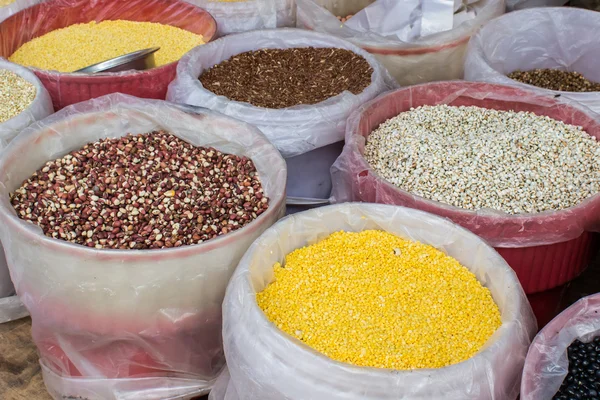 Selectie van verschillende leguminosen in mand voor verkoop op de markt. — Stockfoto
