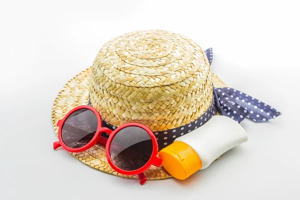 Chapéu tecido, óculos de sol vermelhos com loção corporal . — Fotografia de Stock