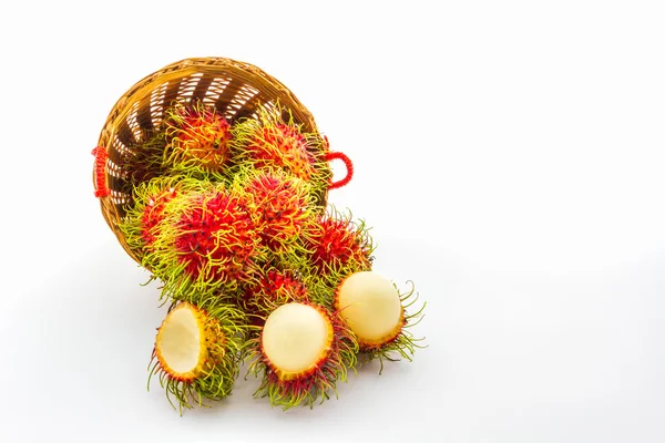 Rambutan fruits dans le panier . — Photo